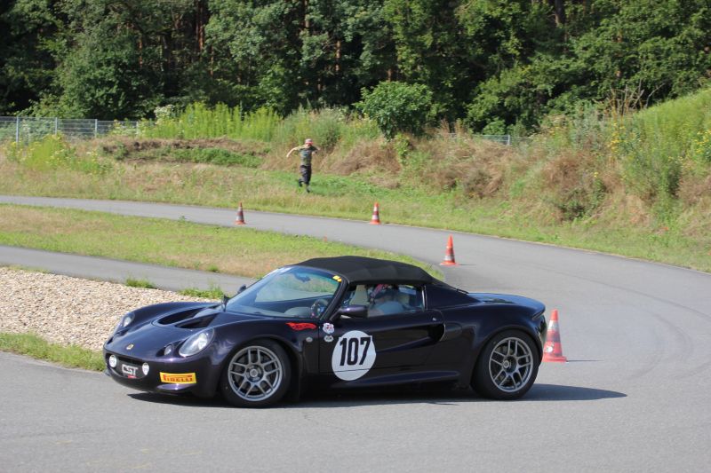 File:Lotus Elise S1 fitted with Revolution TC5 Flow-Formed 6.5 x 15 + 8.0 x 16 in mystic silver-1.jpg
